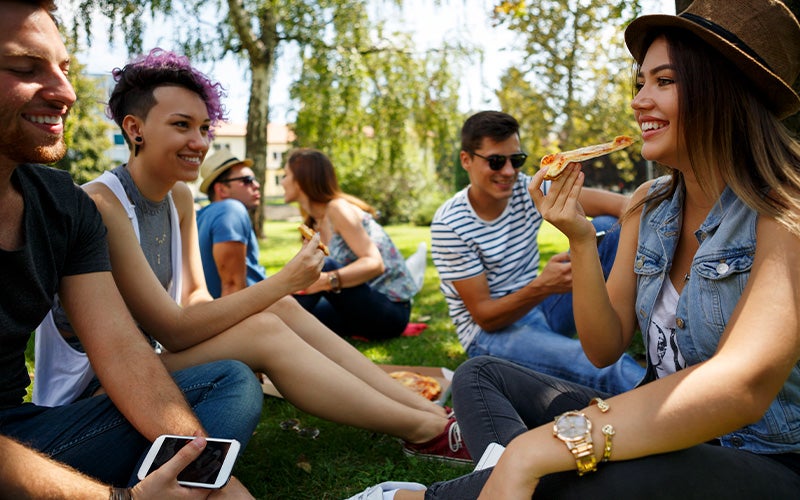 students eating pizza