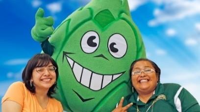 two students with Artie the Artichoke mascot