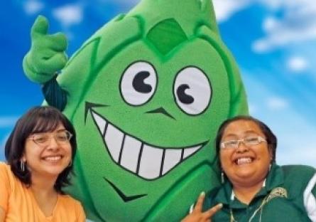 two students with Artie the Artichoke mascot