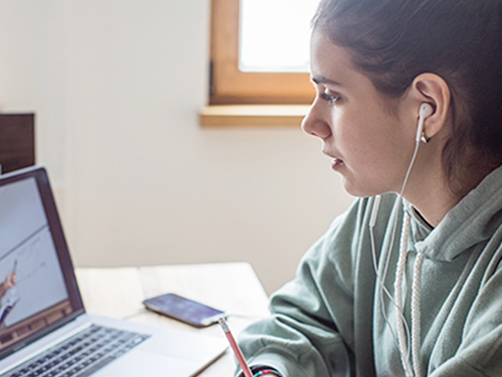 girl with earpods watching presentation